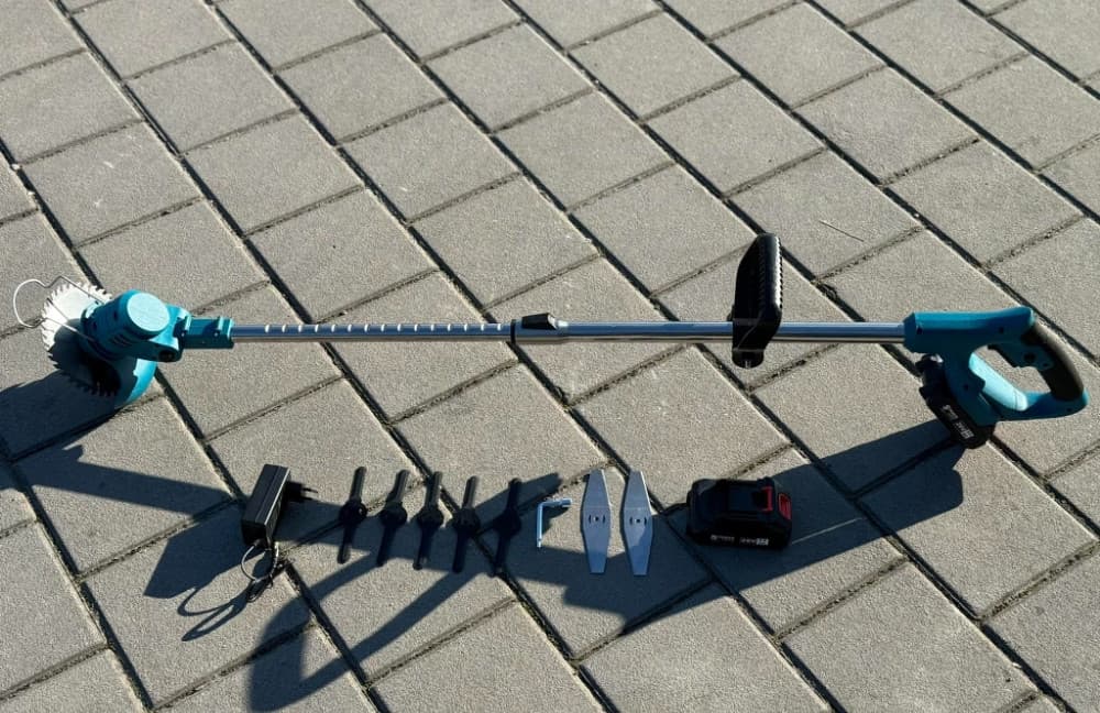 Makita aku trimer / kosilica + 2 baterije + nastavci 5