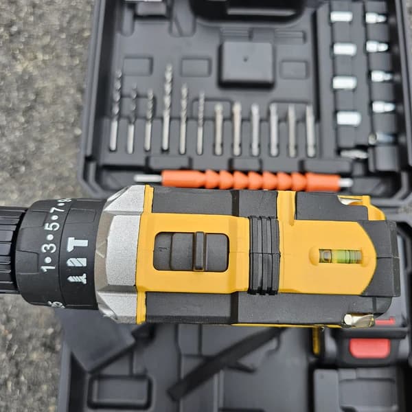 Aku udarna bušilica DeWALT sa nastavcima RASPRODAJA 2